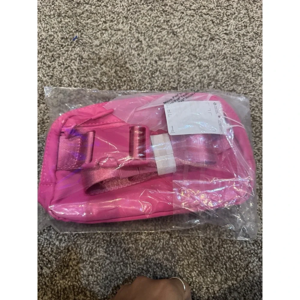 Lululemon everywhere belt‎ bag in sonic pink NWT 1L
